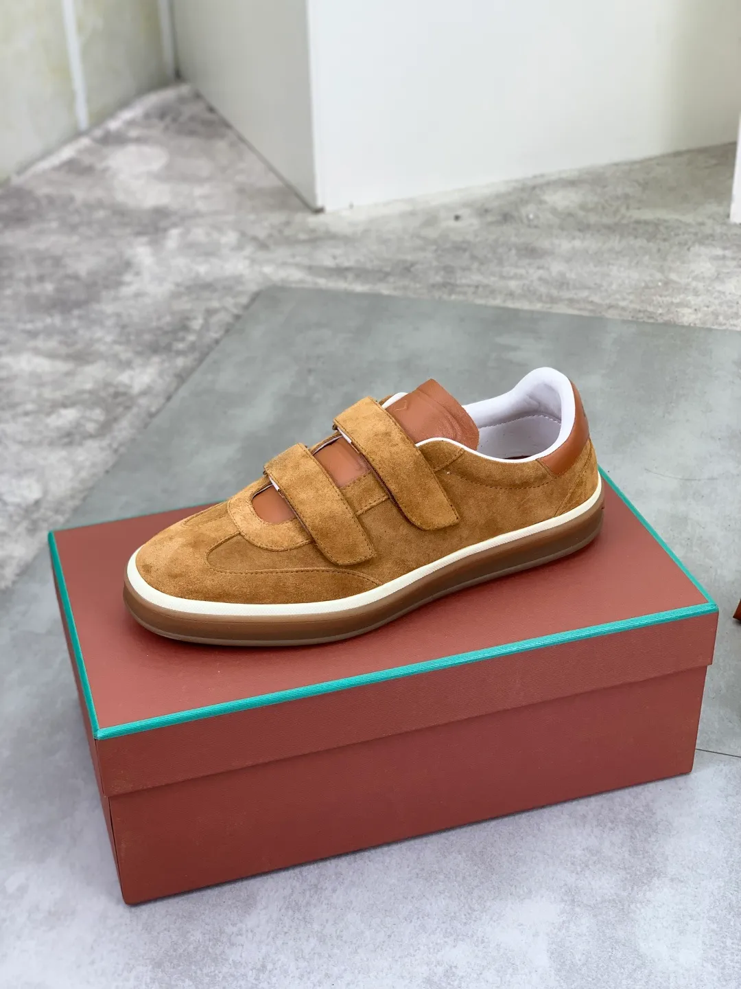 Men's men's shoes 💰P580 New model 💰 The latest casual shoes Loro Piana 💯 Top grade 💯 Buy the original copy 💯 Founded the existing Loro Piana company on April 24, 1924. It is the sixth generation of family operation, providing the best quality products to customers who are discerning about taste and quality. Imported original fly woven fabric with cowhide fabric, plain calfskin lining, hand-stitched thread with cowhide feet, original packaging, high-end outsole, size: 38-45 (custom-made for 46), 5️⃣ colors available